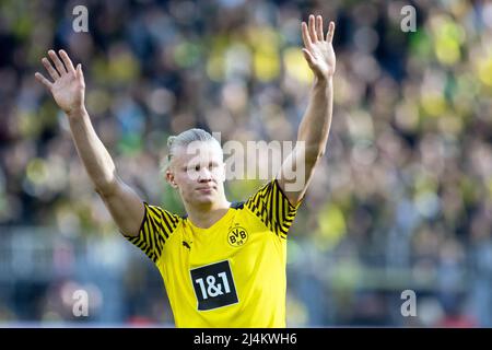 16. April 2022, Nordrhein-Westfalen, Dortmund: Fußball: Bundesliga, Borussia Dortmund - VfL Wolfsburg, Matchday 30, Signal Iduna Park. Der Dortmunder Erling Haaland sagt den Fans nach dem Spiel Auf Wiedersehen. Borussia Dortmunds lizenzierter Spielerchef Kehl hat Berichte bestritten, dass eine Überstellung von Erling Haaland nach Manchester City angeblich bevorstehe. Foto: Bernd Thissen/dpa - WICHTIGER HINWEIS: Gemäß den Anforderungen der DFL Deutsche Fußball Liga und des DFB Deutscher Fußball-Bund ist es untersagt, im Stadion und/oder vom Spiel aufgenommene Fotos in Form von SE zu verwenden oder zu verwenden Stockfoto