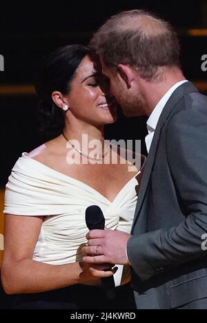 Der Herzog und die Herzogin von Sussex während der Eröffnungszeremonie der Invictus Games im Zuiderpark Den Haag, Niederlande. Bilddatum: Samstag, 16. April 2022. Stockfoto