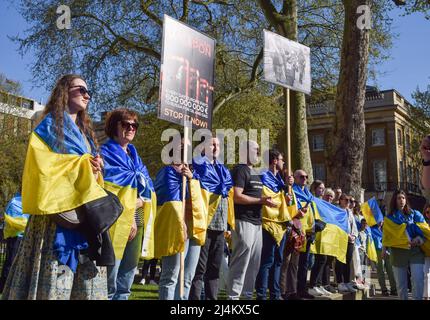 London, Großbritannien. 16.. April 2022. Demonstranten versammelten sich in Solidarität mit der Ukraine und stellten vor der Downing Street einen Stapel Gepäck auf, um die Menschen zu symbolisieren, die aus der Ukraine fliehen, während Russland seinen Angriff fortsetzt. Kredit: Vuk Valcic/Alamy Live Nachrichten Stockfoto