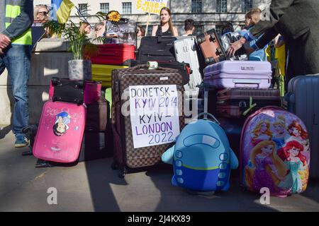 London, Großbritannien. 16.. April 2022. Demonstranten versammelten sich in Solidarität mit der Ukraine und stellten vor der Downing Street einen Stapel Gepäck auf, um die Menschen zu symbolisieren, die aus der Ukraine fliehen, während Russland seinen Angriff fortsetzt. Kredit: Vuk Valcic/Alamy Live Nachrichten Stockfoto