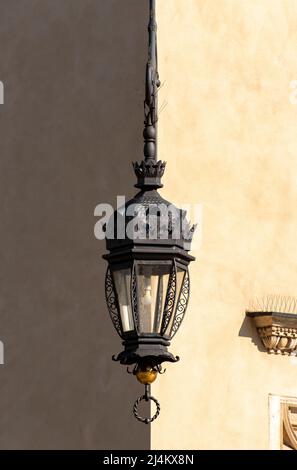 Nahaufnahme der alten Laterne, der Tuchhalle von Sukiennice, dem Hauptplatz, Rynek Glowny, Krakau, Polen Stockfoto