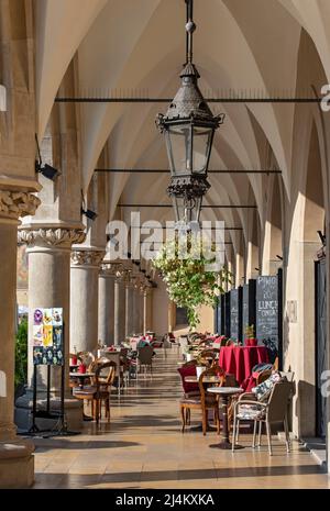 Café in den Arkaden der Tuchhalle Sukiennice, Hauptplatz, Rynek Glowny, Krakau, Polen Stockfoto