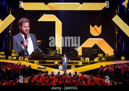 Den Haag, Niederlande. 16. April 2022. 2022-04-16 19:50:14 DEN HAAG - der Herzog von Sussex, Prinz Harry bei der Eröffnungszeremonie der Invictus Games, einem internationalen Sportereignis für Soldaten und Veteranen, die während ihres Militärdienstes psychisch oder körperlich verletzt wurden. KOEN VAN WEEL netherlands Out - belgium Out Credit: ANP/Alamy Live News Stockfoto