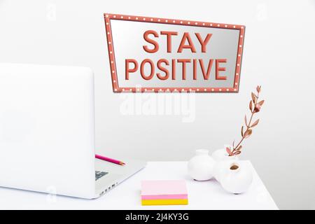 Konzeptionelle Bildunterschrift bleibt positiv. Geschäftsansatz Erwecken von Gedanken Optimismus und Real Tidy Workspace Setup, Writing Desk Tools Stockfoto