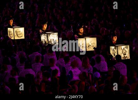 Den Haag, Niederlande. 16. April 2022. 2022-04-16 19:42:42 DEN HAAG - Soldaten mit Laternen während der Eröffnungszeremonie der Invictus Games, einem internationalen Sportereignis für Soldaten und Veteranen, die psychisch oder körperlich während ihrer militärischen Arbeit verletzt wurden. KOEN VAN WEEL netherlands Out - belgium Out Credit: ANP/Alamy Live News Stockfoto