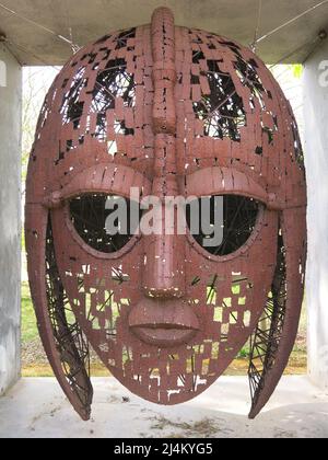 Große Kunstinstallation des ikonischen angelsächsischen Helms, die in der archäologischen Ausgrabung in Sutton Hoo gefunden wurde; zu sehen im Besucherzentrum des National Trust. Stockfoto