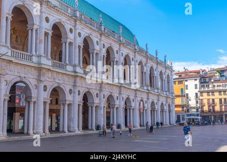 Vicenza, Italien, 29. August 2021: Basilika Palladiana auf dem Piazza dei Signori in der italienischen Stadt Vicenza. Stockfoto