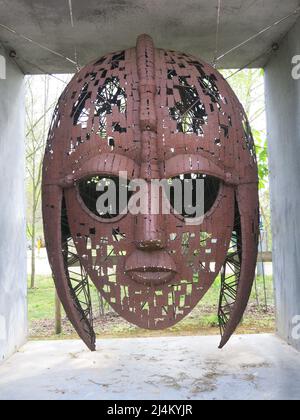 Große Kunstinstallation des ikonischen angelsächsischen Helms, die in der archäologischen Ausgrabung in Sutton Hoo gefunden wurde; zu sehen im Besucherzentrum des National Trust. Stockfoto