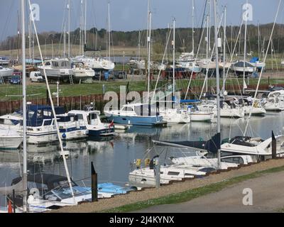 Tidemill Yacht Harbour: Boote festgemacht an der Marina bei Woodbridge an der Deben; der Hafen wurde aus einem Teil des Tide Mill Reservoirs gebildet. Stockfoto