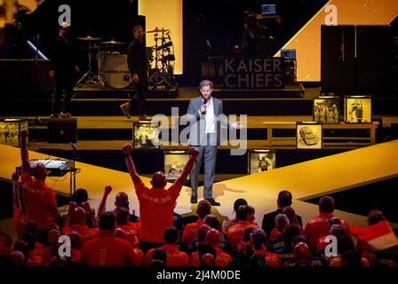 Den Haag, Niederlande. 16. April 2022. 2022-04-16 19:55:19 DEN HAAG - der Herzog von Sussex, Prinz Harry bei der Eröffnungszeremonie der Invictus Games, einem internationalen Sportereignis für Soldaten und Veteranen, die während ihres Militärdienstes psychisch oder körperlich verletzt wurden. KOEN VAN WEEL netherlands Out - belgium Out Credit: ANP/Alamy Live News Stockfoto