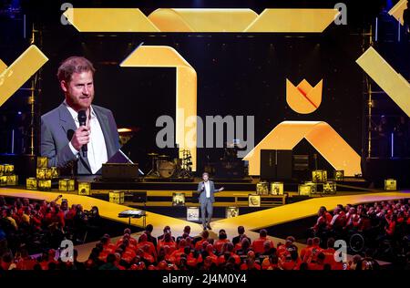 Den Haag, Niederlande. 16. April 2022. 2022-04-16 19:50:14 DEN HAAG - der Herzog von Sussex, Prinz Harry bei der Eröffnungszeremonie der Invictus Games, einem internationalen Sportereignis für Soldaten und Veteranen, die während ihres Militärdienstes psychisch oder körperlich verletzt wurden. KOEN VAN WEEL netherlands Out - belgium Out Credit: ANP/Alamy Live News Stockfoto