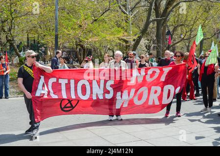 Klimaaktivisten werden während des Klimamarsches mit Transparenten gesehen, die Klimagerechtigkeit fordern, um den Machtenden zu sagen, dass sie gegen die größte Bedrohung unserer handeln sollen Stockfoto