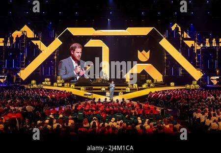 Den Haag, Niederlande. 16. April 2022. 2022-04-16 19:53:34 DEN HAAG - der Herzog von Sussex, Prinz Harry bei der Eröffnungszeremonie der Invictus Games, einem internationalen Sportereignis für Soldaten und Veteranen, die während ihres Militärdienstes psychisch oder körperlich verletzt wurden. KOEN VAN WEEL netherlands Out - belgium Out Credit: ANP/Alamy Live News Stockfoto