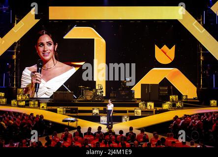Den Haag, Niederlande. 16. April 2022. 2022-04-16 19:47:34 DEN HAAG - die Herzogin von Sussex, Meghan Markle, bei der Eröffnungszeremonie der Invictus Games, einem internationalen Sportereignis für Soldaten und Veteranen, die während ihres Militärdienstes psychisch oder körperlich verletzt wurden. KOEN VAN WEEL netherlands Out - belgium Out Credit: ANP/Alamy Live News Stockfoto