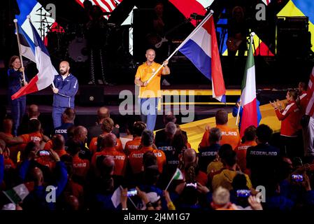 Den Haag, Niederlande. 16. April 2022. 2022-04-16 19:31:55 DEN HAAG - die Flaggenparade während der Eröffnungszeremonie der Invictus Games, einer internationalen Sportveranstaltung für Soldaten und Veteranen, die während ihrer militärischen Arbeit psychisch oder körperlich verletzt wurden. KOEN VAN WEEL netherlands Out - belgium Out Credit: ANP/Alamy Live News Stockfoto