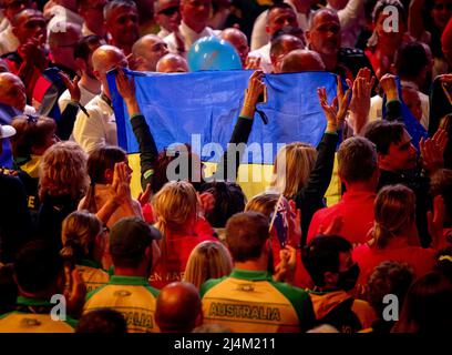 DEN HAAG - die ukrainische Flagge während der Eröffnungszeremonie der Invictus Games, einer internationalen Sportveranstaltung für Soldaten und Veteranen, die während ihres Militärdienstes psychisch oder körperlich verletzt wurden. KOEN VAN WEEL Stockfoto