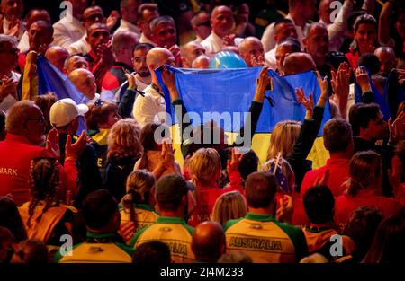 DEN HAAG - die ukrainische Flagge während der Eröffnungszeremonie der Invictus Games, einer internationalen Sportveranstaltung für Soldaten und Veteranen, die während ihres Militärdienstes psychisch oder körperlich verletzt wurden. KOEN VAN WEEL Stockfoto