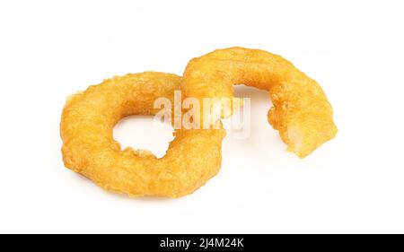 Frittierte Tintenfischringe isoliert auf weißem Hintergrund. Stockfoto