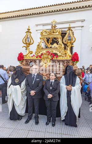 Huelva, Spanien - 14. April 2022: Thron oder Plattform des paso des Heiligen Begräbnisses (Santo Entierro) in Prozession der Karwoche mit den Vorarbeitern in der Stockfoto