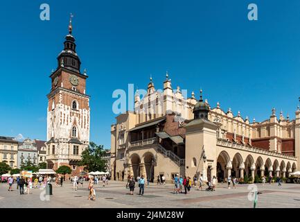 Hauptplatz (Rynek Glowny) mit Sukiennice Tuchhalle und Rathausturm, Krakau, Polen Stockfoto