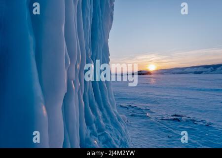 Eiszapfen auf Felsen am Baikalsee Stockfoto