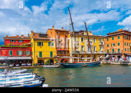 Malcesine, Italien, 27. August 2021: Marina in Malcesine in Italien. Stockfoto