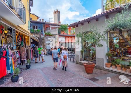 Malcesine, Italien, 27. August 2021: In Malcesine in Italien schlendern die Menschen durch eine Straße. Stockfoto