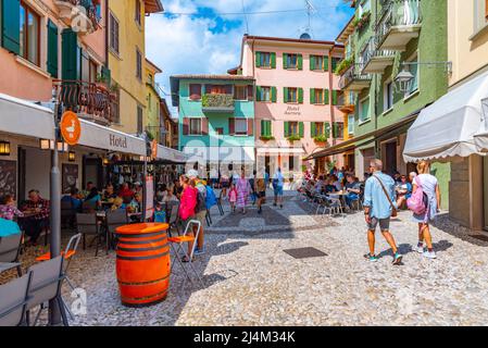 Malcesine, Italien, 27. August 2021: In Malcesine in Italien schlendern die Menschen durch eine Straße. Stockfoto