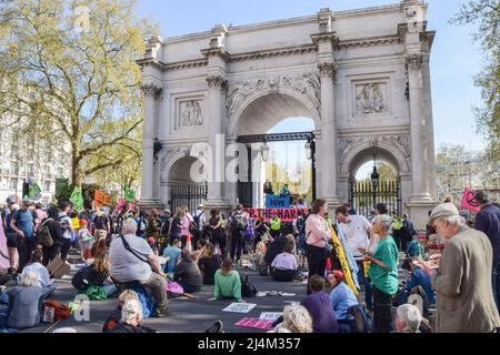 London, England, Großbritannien. 16. April 2022. Die Demonstranten des Extinction Rebellion blockierten Marble Arch mit einer Limousine. Mehrere Aktivisten befestigten sich an dem Fahrzeug, während Hunderte von Demonstranten auf der Straße saßen. Die Demonstranten fordern, dass die Regierung gegen die Klima- und Umweltkrise handelt. (Bild: © Vuk Valcic/ZUMA Press Wire) Bild: ZUMA Press, Inc./Alamy Live News Stockfoto