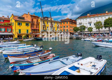 Malcesine, Italien, 27. August 2021: Marina in Malcesine in Italien. Stockfoto