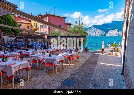 Malcesine, Italien, 27. August 2021: Riverside Restaurant in Malcesine in Italien. Stockfoto