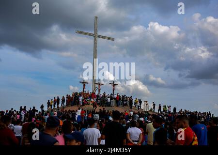 CARACAS, VENEZUELA - 16. APRIL: Katholische Gläubige reenact die Kreuzigung von Jesus Christus während einer Karfreitagsprozession in Caracas' Petare Shantytown, am 15. April 2022. (Foto von Pedro Mattey/PxImages) Stockfoto