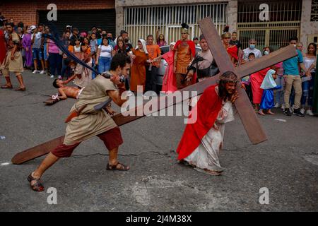 CARACAS, VENEZUELA - 16. APRIL: Katholische Gläubige reenact die Kreuzigung von Jesus Christus während einer Karfreitagsprozession in Caracas' Petare Shantytown, am 15. April 2022. (Foto von Pedro Mattey/PxImages) Stockfoto