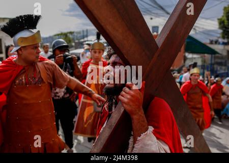 CARACAS, VENEZUELA - 16. APRIL: Katholische Gläubige reenact die Kreuzigung von Jesus Christus während einer Karfreitagsprozession in Caracas' Petare Shantytown, am 15. April 2022. (Foto von Pedro Mattey/PxImages) Stockfoto