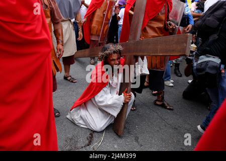 CARACAS, VENEZUELA - 16. APRIL: Katholische Gläubige reenact die Kreuzigung von Jesus Christus während einer Karfreitagsprozession in Caracas' Petare Shantytown, am 15. April 2022. (Foto von Pedro Mattey/PxImages) Stockfoto