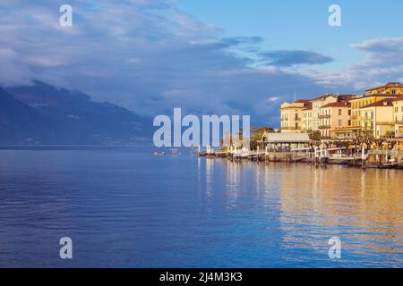 Bellagio, Italien, November 2021. Ein kleiner malerischer Ferienort Bellagio Italien, am Ufer des Comer Sees. Wunderschöne Aussicht auf den See, den Pier Stockfoto