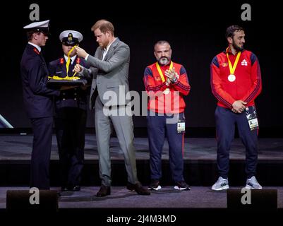 Den Haag, Niederlande. 16. April 2022. 2022-04-16 19:39:13 DEN HAAG - der Herzog von Sussex, Prinz Harry bei der Eröffnungszeremonie der Invictus Games, einem internationalen Sportereignis für Soldaten und Veteranen, die während ihres Militärdienstes psychisch oder körperlich verletzt wurden. KOEN VAN WEEL netherlands Out - belgium Out Credit: ANP/Alamy Live News Stockfoto