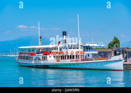 Peschiera del Garda, Italien, 26. August 2021: Fähre in Peschiera del Garda in Italien. Stockfoto