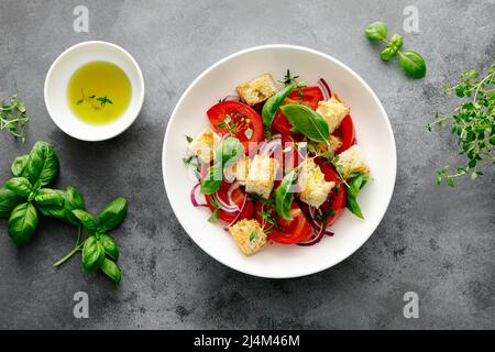 Toskanischer Panzanella-Salat mit Tomaten, Basilikum und Brot, Draufsicht Stockfoto