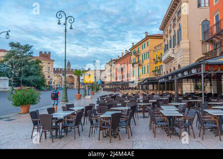 Verona, Italien, 26. August 2021: Sonnenaufgang auf der Piazza Bra in Verona, Italien. Stockfoto