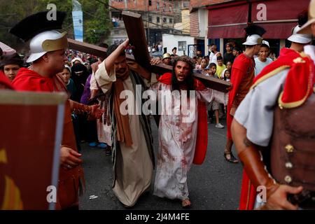 Caracas, Caracas, Venezuela. 15. April 2022. CARACAS, VENEZUELA - 16. APRIL: Katholische Gläubige reenact die Kreuzigung von Jesus Christus während einer Karfreitagsprozession in Caracas' Petare Shantytown, am 15. April 2022. (Bild: © Pedro Rances Mattey/PX Imagens via ZUMA Press Wire) Stockfoto