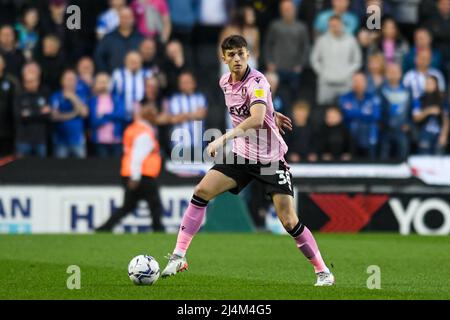 Milton Keynes, Großbritannien. 16. April 2022. Jordan Story #38 von Sheffield Mittwoch mit dem Ball in Milton Keynes, Großbritannien am 4/16/2022. (Foto von Simon Whitehead/News Images/Sipa USA) Quelle: SIPA USA/Alamy Live News Stockfoto