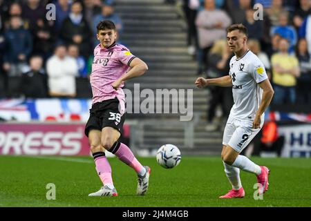 Milton Keynes, Großbritannien. 16. April 2022. Jordan Story #38 of Sheffield Mittwoch macht den Ball in Milton Keynes, Großbritannien am 4/16/2022. (Foto von Simon Whitehead/News Images/Sipa USA) Quelle: SIPA USA/Alamy Live News Stockfoto