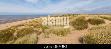 Ein Panorama mit mehreren Bildern von den weitläufigen Sanddünen, die mit Marram-Gras bedeckt sind, am Strand von Formby an der Küste von Sefton. Stockfoto