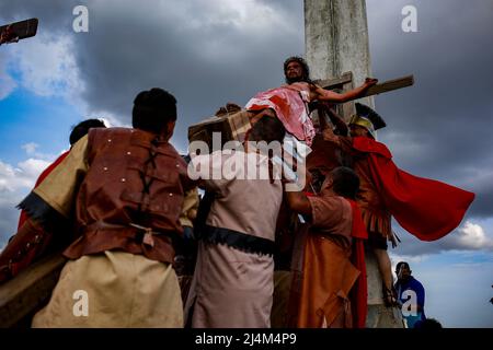 Caracas, Caracas, Venezuela. 15. April 2022. CARACAS, VENEZUELA - 16. APRIL: Katholische Gläubige reenact die Kreuzigung von Jesus Christus während einer Karfreitagsprozession in Caracas' Petare Shantytown, am 15. April 2022. (Bild: © Pedro Rances Mattey/PX Imagens via ZUMA Press Wire) Stockfoto