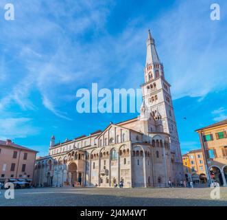 Modena, Italien, 23. September 2021: Kathedrale von Modena und Ghirlandina-Turm in Italien Stockfoto