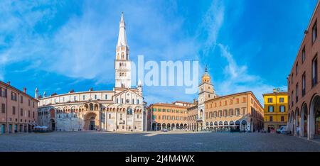 Modena, Italien, 23. September 2021: Kathedrale von Modena und Ghirlandina-Turm in Italien Stockfoto