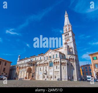 Modena, Italien, 23. September 2021: Kathedrale von Modena und Ghirlandina-Turm in Italien Stockfoto