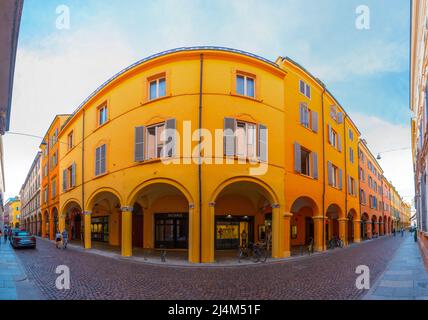 Modena, Italien, 22. September 2021: Blick auf eine Einkaufsstraße im Zentrum der italienischen Stadt Modena bei Sonnenuntergang Stockfoto