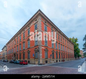 Piacenza, Italien, 26. September 2021: Schmale Straße in der Altstadt von Piacenza, Italien Stockfoto